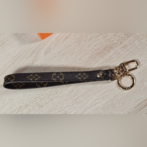 Authentic LOUIS VUITTON Monogram Canvas Wristlet Strap Keychain - Picture 11 of 11